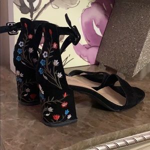 MO68 black embroidered chunky heel sandals 👡